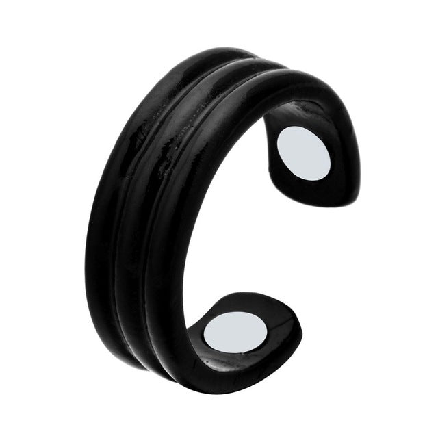 Detailansicht des Anti-Schnarch-Rings am Finger. Sanfte Akupressur optimiert die Atmung für ruhigere Nächte.