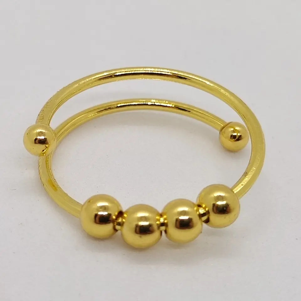 Eleganter Anti-Stress Fidget Ring für Damen & Herren, goldfarben, fördert Achtsamkeit und Entspannung durch sanftes Drehen.