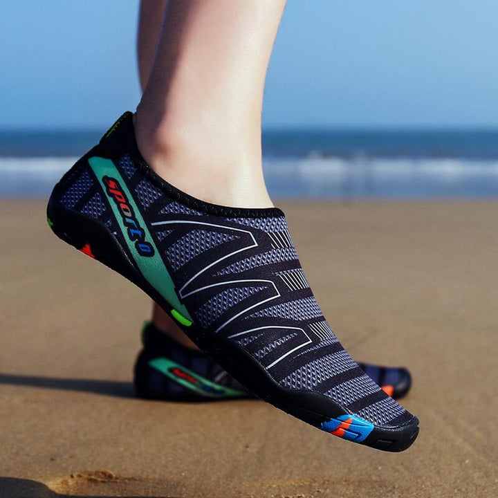 Stylische Unisex AquaFlex Wasserschuhe, schnelltrocknend, Schutz & Komfort im Wasser.