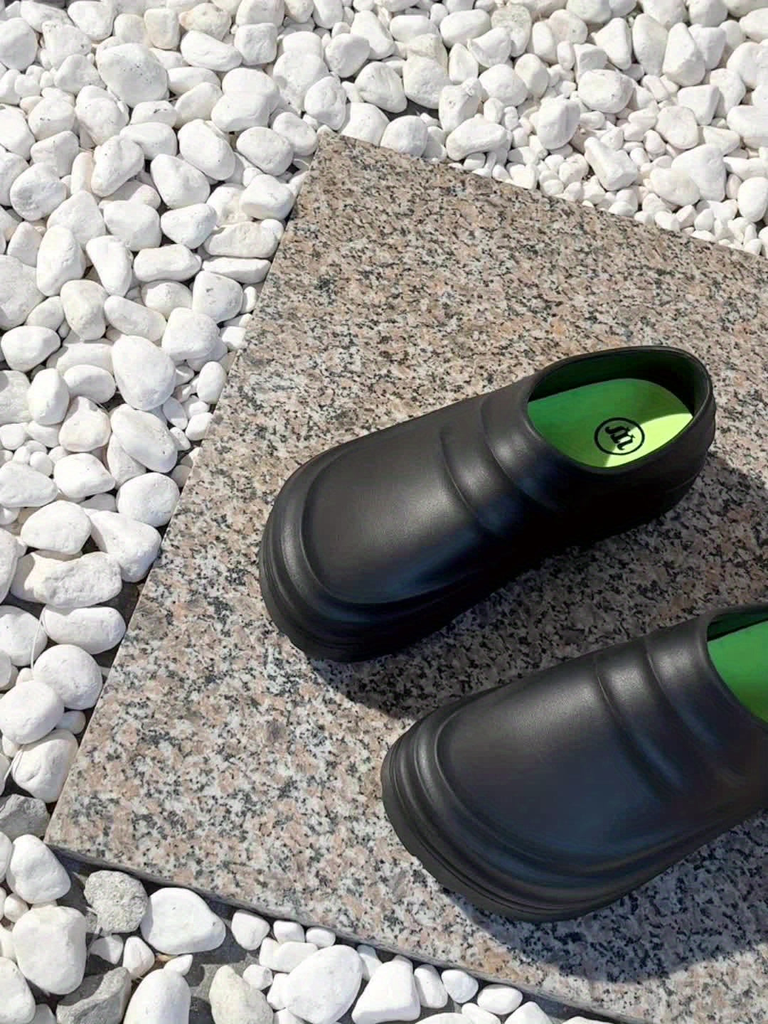 Medizinisches Personal trägt wasserdichte AquaStep Clogs im Krankenhaus für Komfort und Hygiene.