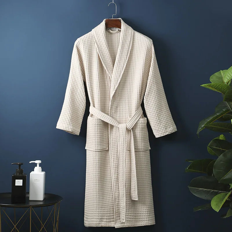Unisex Bademantel aus weicher Baumwolle für puren Komfort & Entspannung. Ideal für Wellness & Zuhause.