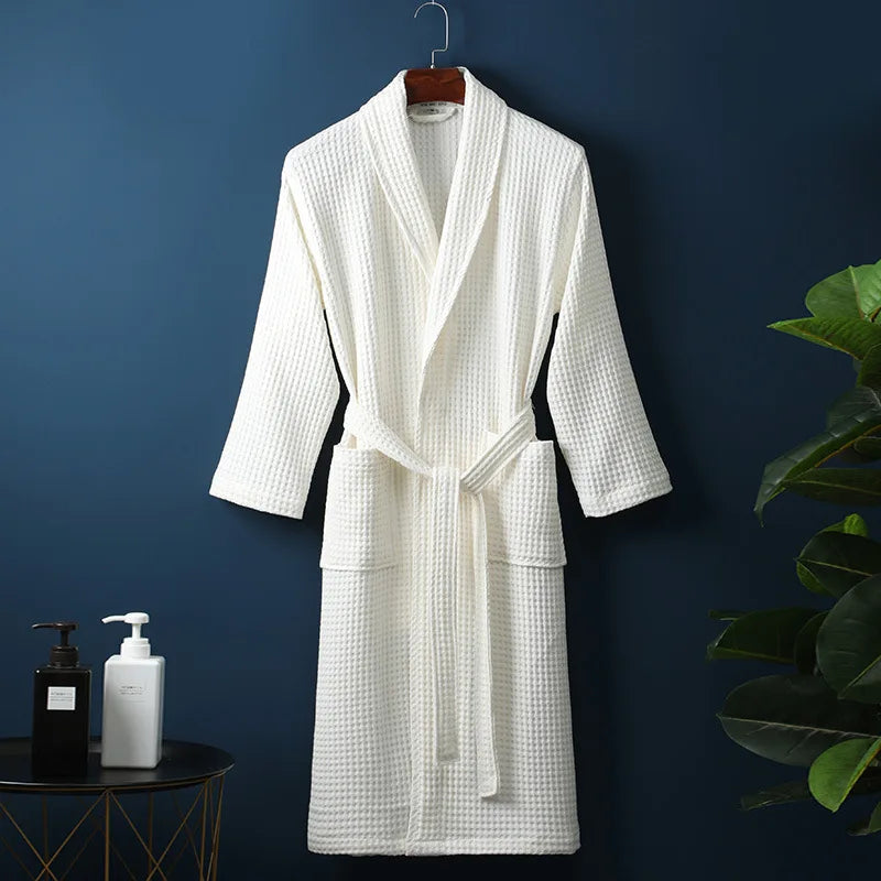 Luxuriöser Baumwollbademantel, unisex. Weich und gemütlich für Entspannung und Wellness.