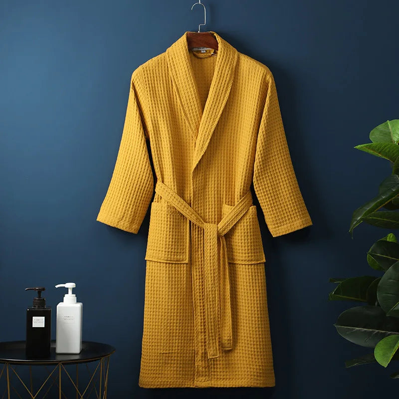 Flauschiger Unisex Saunamantel aus reiner Baumwolle. Perfekt für Wellness & gemütliche Abende zuhause.