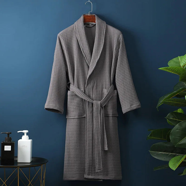 Stilvoller Baumwoll-Bademantel, unisex, für Komfort und Entspannung nach Bad oder Dusche.