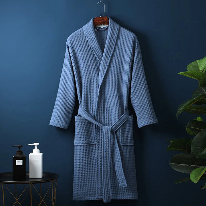 Komfortabler Unisex Saunamantel "Robin" aus weicher Baumwolle für Spa-Erlebnisse zuhause.