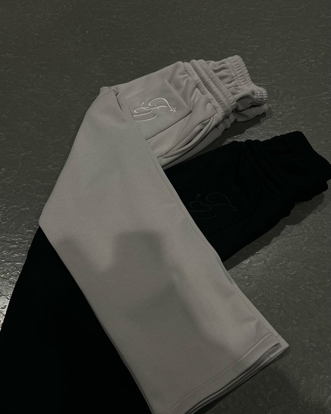 Stylische Unisex Baggy Jogginghose in modernem Schnitt, perfekt für lässige Streetwear.