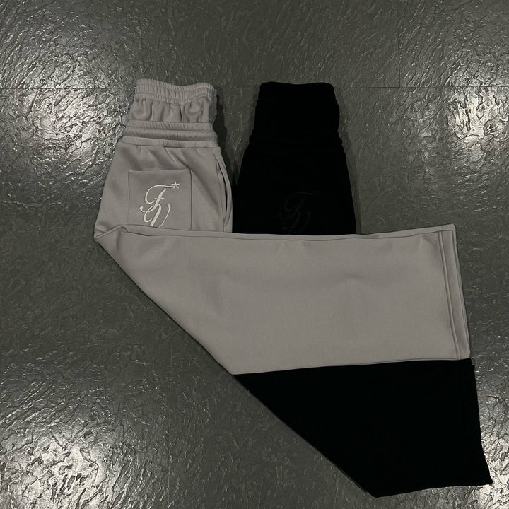 Bequeme Unisex Baggy Jogginghose, vielseitig für entspannte Tage und sportliche Aktivitäten.