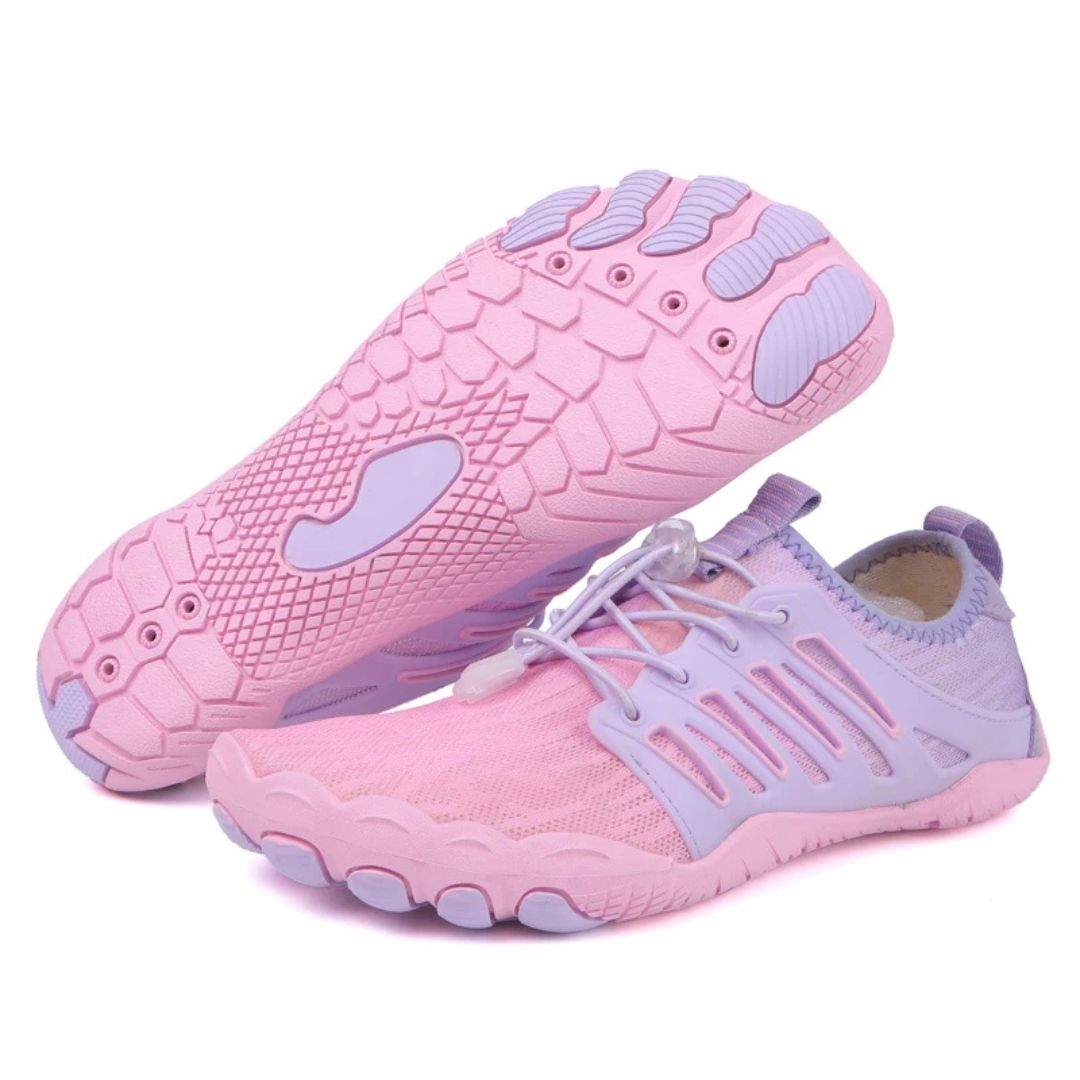 Person trägt BioStride PRO 2.0 Orthopädische Barfußschuhe beim Spaziergang im Freien für Schmerzlinderung.