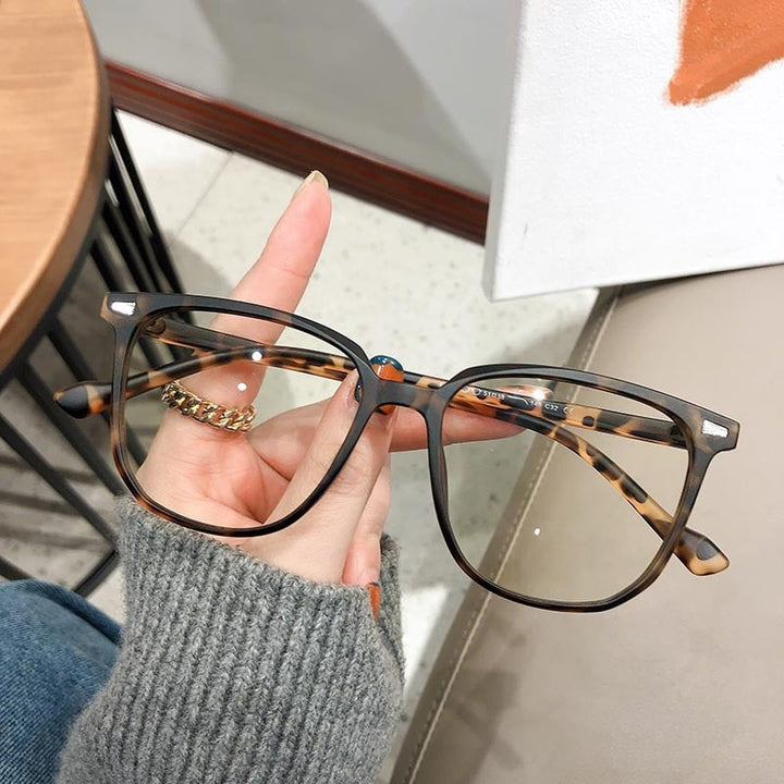 Praktische Unisex-Brille mit Sehstärke & Blaulichtfilter. Ideales Zubehör für digitales Wohlbefinden.