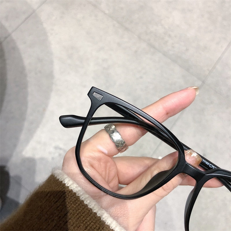 Komfortable Unisex-Brille mit Blaulichtfilter & Sehstärke. Fördert klares Sehen im digitalen Alltag.