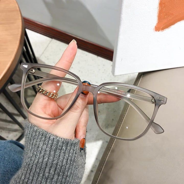 Trendige Unisex-Brille mit Blaulichtfilter und Dioptrien. Schützt Augen vor Bildschirmen & UV-Licht.