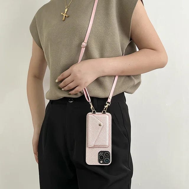 Detailansicht der Crossbody Handyhülle: Kartenfächer und verstellbarer Umhängegurt für Komfort.