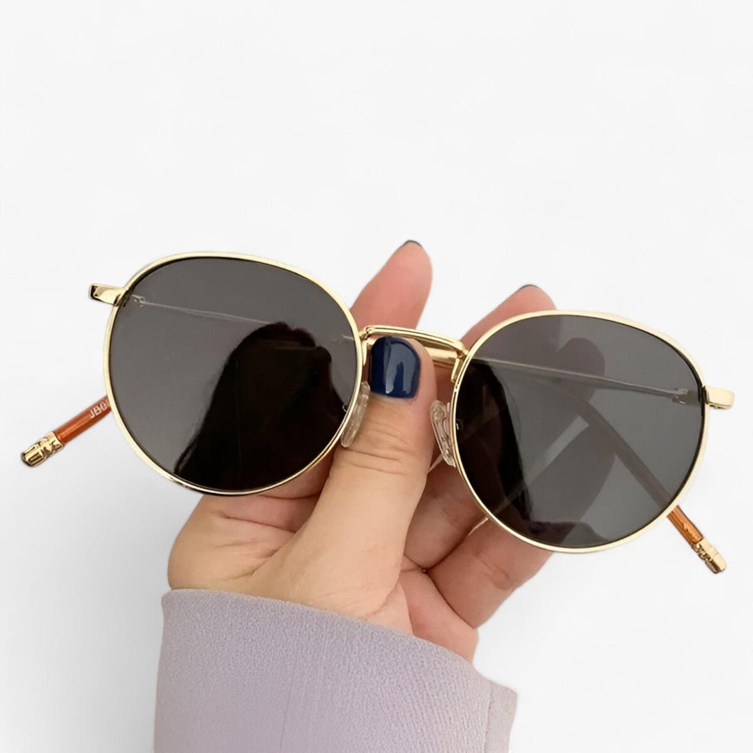 Modische Nova Designer Sonnenbrille mit runden Gläsern; ein elegantes Accessoire für Damen & Herren.