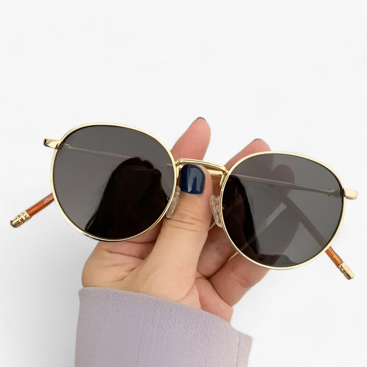 Modische Nova Designer Sonnenbrille mit runden Gläsern; ein elegantes Accessoire für Damen & Herren.