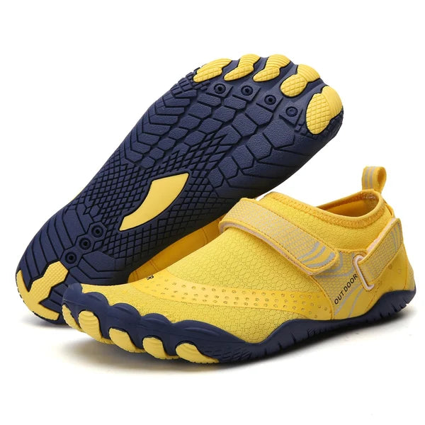 Ein Paar Unisex Barfuß Wasserschuhe von oben gesehen, bereit für Ihr nächstes Aqua-Abenteuer.