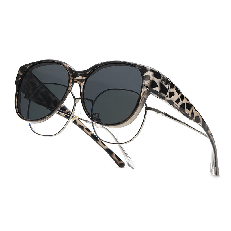 Lächeln zeigt Komfort: Polarisierte Fit Over Sonnenbrille mit UV400 Schutz. Ideal für den Alltag.