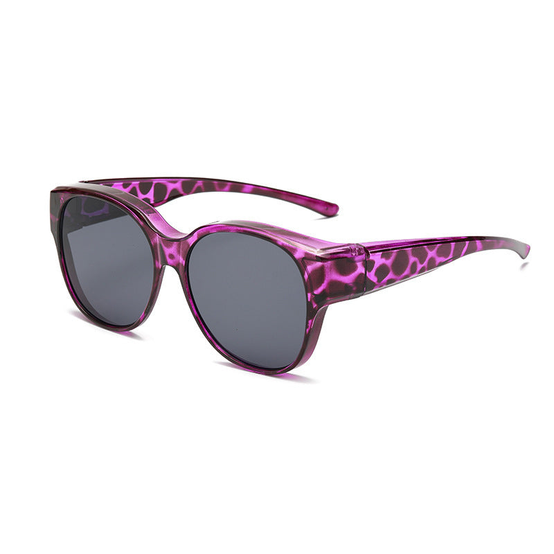 Urbaner Stil: Unisex Fit Over Sonnenbrille mit UV400 Schutz in der Stadt. Eleganter Augenschutz.