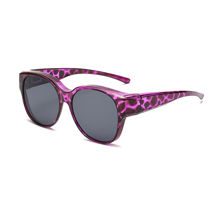 Urbaner Stil: Unisex Fit Over Sonnenbrille mit UV400 Schutz in der Stadt. Eleganter Augenschutz.