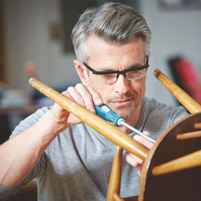 Vielseitige Unisex-Lesebrille mit Zoom-Linse ersetzt mehrere Sehhilfen. Komfortabel und einstellbar für den Alltag.