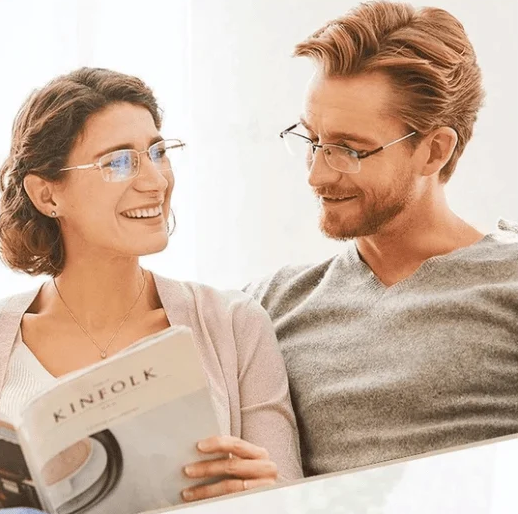 Ergonomische Unisex Gleitsichtbrille für Altersweitsichtigkeit, mit Blaulichtfilter & stabilem Titanrahmen.