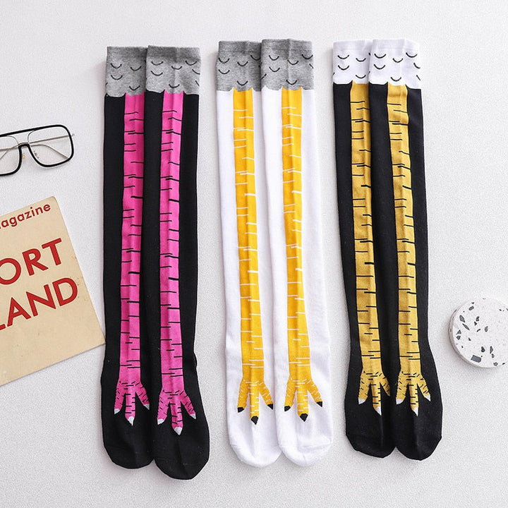 Person trägt witzige Hühnerschenkel Socken, ein lustiger Blickfang für Beine. Unisex Baumwollsocken.