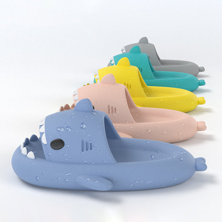 Ein Paar wolkenweiche Hai-Sandalen aus EVA, bereit für ultimativen Komfort den ganzen Tag.