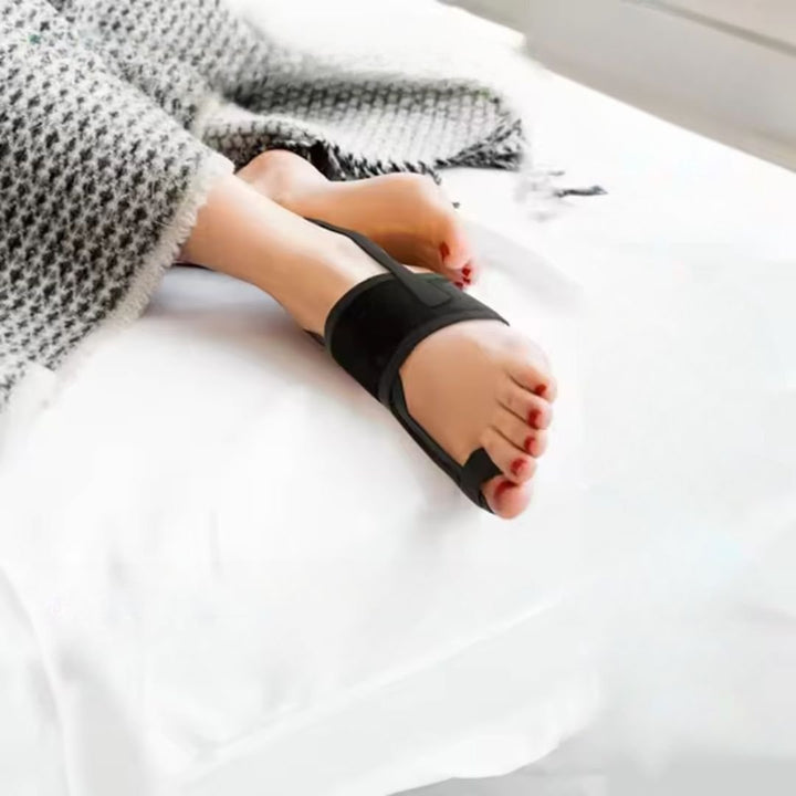 Unisex Hallux Valgus Nachtschiene, ergonomisch & verstellbar für effektive Zehenkorrektur & Schmerzlinderung am Fuß.