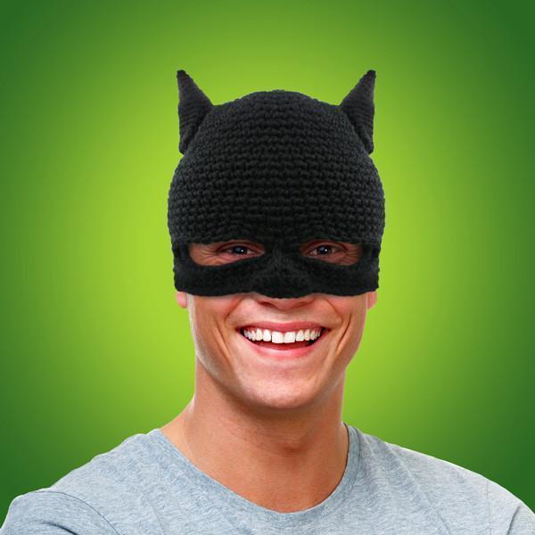 Unisex handgestrickte Fledermaus Maskenmütze in Schwarz. Warme Wintermütze mit Gucklochaugen und Fledermausohren.