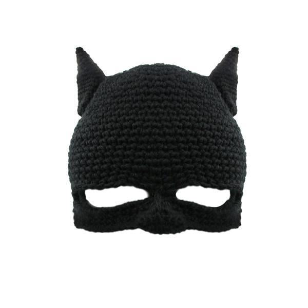 Stylische handgestrickte Fledermaus Maskenmütze für Cosplay & Winter. Unisex Acrylmütze mit Gucklochaugen.