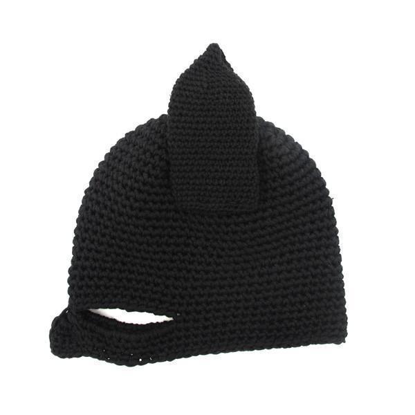 Detailansicht der warmen handgestrickten Fledermaus Maskenmütze. Bequeme Unisex Winter-Kopfbedeckung aus Acryl.