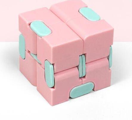 Stylischer Infinity Würfel als Anti-Stress-Hilfe. Verbessert die Konzentration und ist ein beruhigendes Büro-Spielzeug.