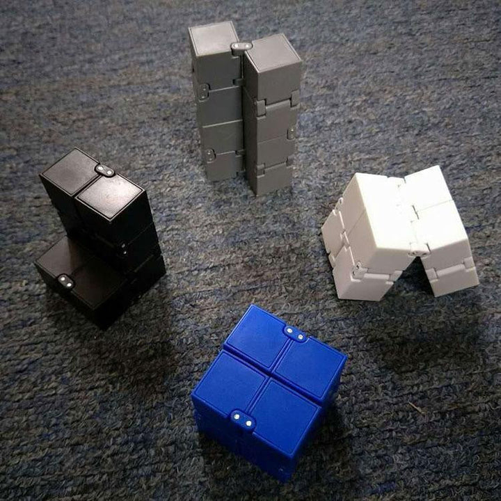 Ergonomischer Infinity Fidget Würfel, ideal zum Stressabbau & zur Verbesserung der Konzentration im Büro & unterwegs.