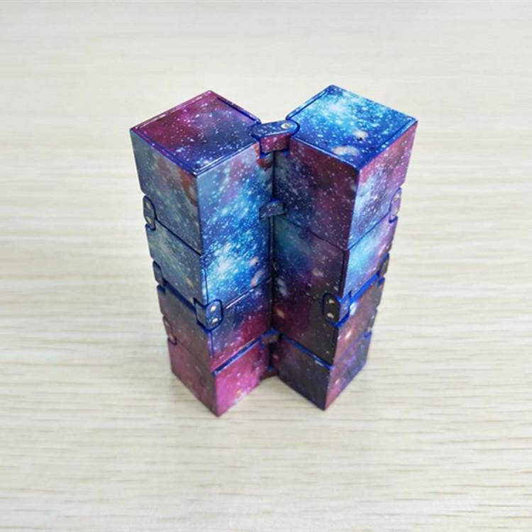 Unisex Infinity Würfel zur Konzentration & Stressabbau. Kompaktes Fidget-Spielzeug für Büro, Schule & Entspannung.