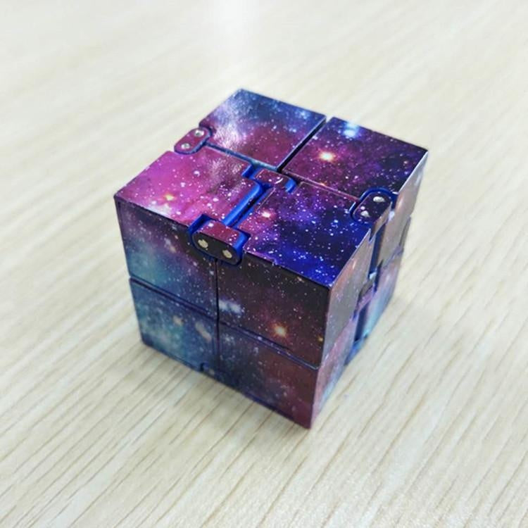 Hochwertiger Infinity Würfel für Unisex. Fördert Fokus, lindert Stress und dient als entspannendes Fidget-Spielzeug im Alltag.