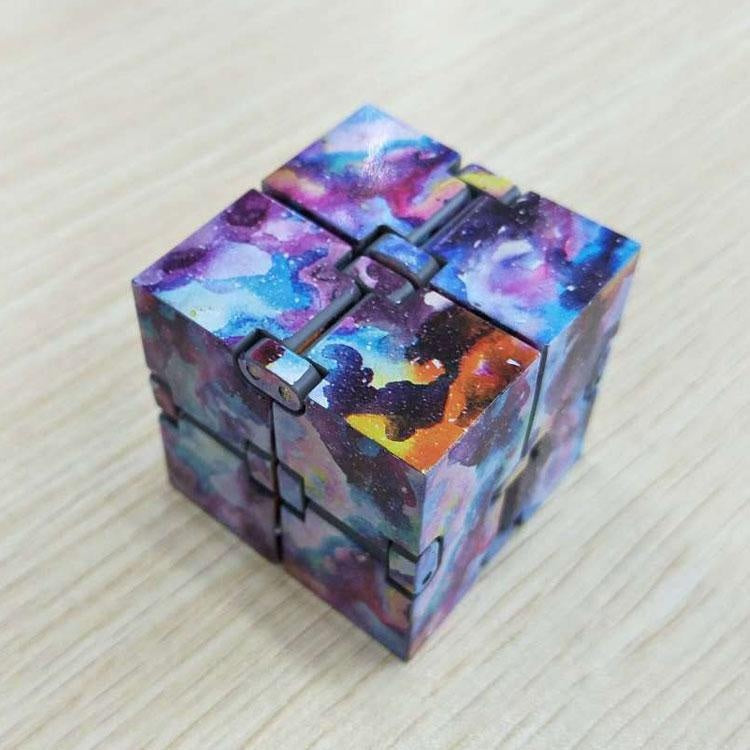 Kompakter Fidget Würfel zum Stressabbau. Hilft bei Konzentration & Entspannung, ideal für Schule, Büro & unterwegs.
