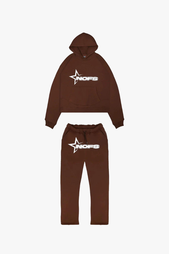 Herr trägt stilvollen Unisex Kapuzen-Trainingsanzug "Herbstzauber". Bequeme Sport- & Freizeitkleidung für Herren.