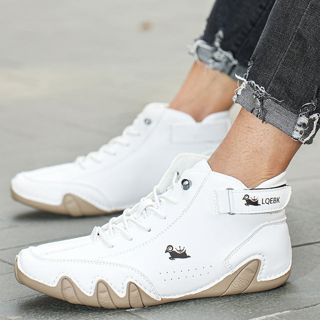 Atmungsaktive Komfortschuhe in Schwarz, Unisex Modell mit rutschfester Sohle und Plattform.