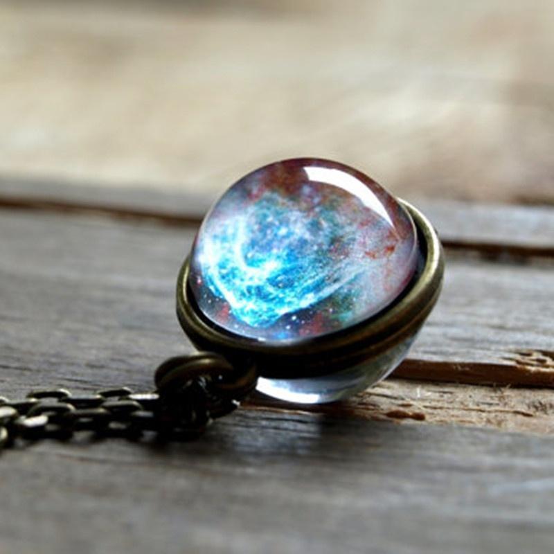 Unisex Kosmos Halskette mit funkelndem Universum in Glaskugel. Schimmernder Galaxie Anhänger als Kristall Schmuck.