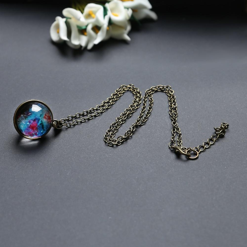 Glitzernde Unisex Kosmos Halskette; Glaskugel fängt Licht ein, enthüllt leuchtendes Universum & Galaxie. Kristall-Schmuck.