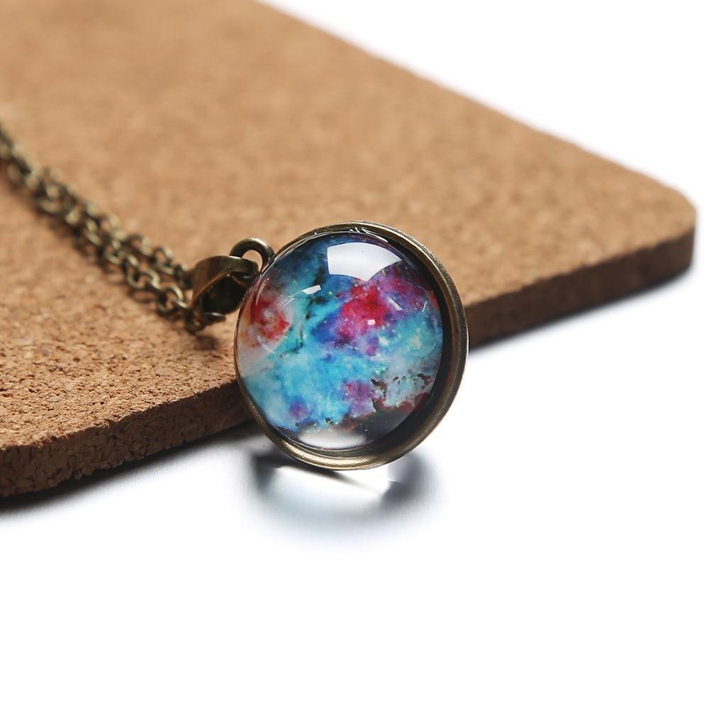 Unisex Kosmos Halskette mit funkelnder Glaskugel, darin ein Miniatur-Universum & Galaxie. Eleganter Kristall Schmuck.