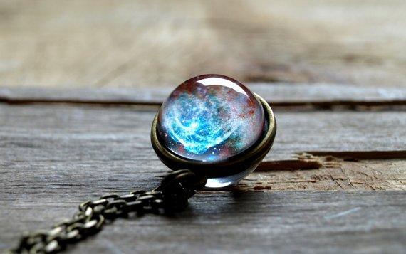 Nahaufnahme: Unisex Glaskugel Halskette mit detaillierter Galaxie & Universum. Einzigartiger Kosmos Schmuck Anhänger.