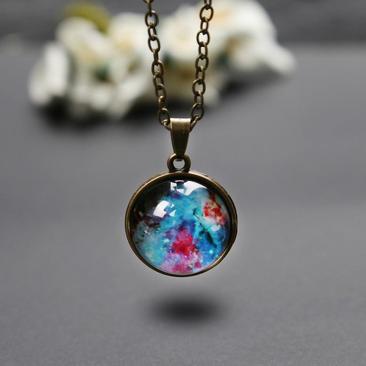 Elegante Unisex Kosmos Halskette am Hals; Glaskugel Anhänger zeigt funkelndes Universum und Galaxie. Stilvoller Schmuck.