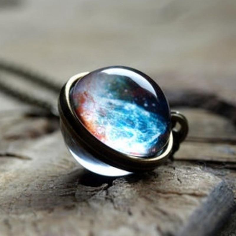 Transparente Glaskugel Halskette mit winzigem Universum, Galaxie und Sternen. Einzigartiger Kosmos Kristall Schmuck.