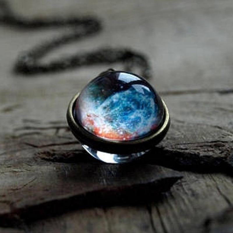 Kunstvolle Unisex Kosmos Halskette: schwebendes Universum in glänzender Glaskugel. Detaillierter Galaxie Anhänger.