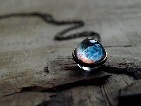Unisex Halskette: Glaskugel Anhänger mit faszinierendem Universum & Galaxie. Kosmos Schmuckstück, Kristall-Effekt.