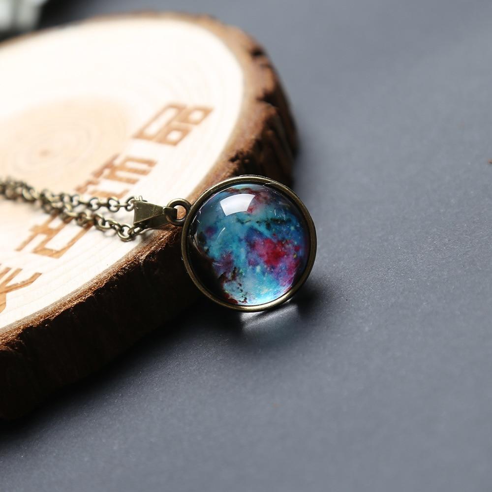Atemberaubende Unisex Kosmos Halskette mit leuchtendem Universum in Glaskugel. Galaktischer Kristall Schmuck Anhänger.