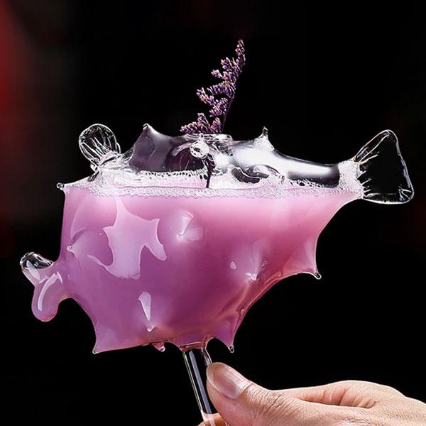 Stylisches Kugelfisch Cocktailglas mit Glasstrohhalm, robustes Borosilikatglas, perfektes Partyzubehör.