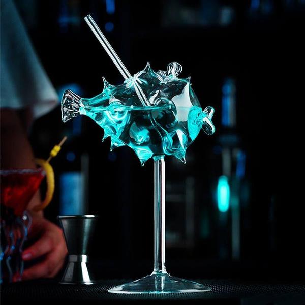 Originelles Kugelfisch Cocktail Trinkglas mit Strohhalm, perfekte Geschenkidee für Meeresliebhaber.