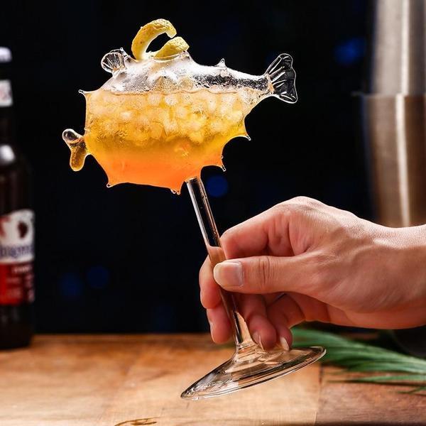Stylisches Cocktailglas in Kugelfischform mit wiederverwendbarem Borosilikatglasstrohhalm für Drinks.