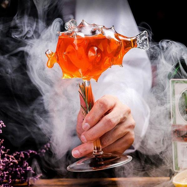 Barzubehör: Kugelfisch Cocktailglas mit Glasstrohhalm, ein Unikat im Meeresdesign für Parties.